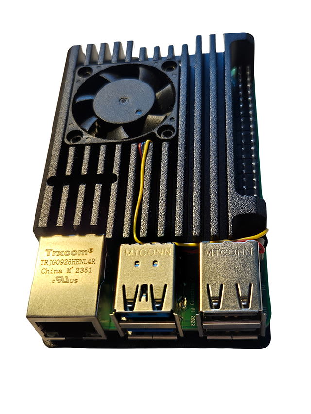 Voor aanzicht van de pi met heatsink case en fan